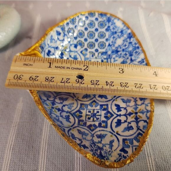 DECOUPAGE CLAM SHELL DECOUPAGE BLUE PATTERN ON A CLAM SHELL TRINKET DISH - Picture 10 of 11